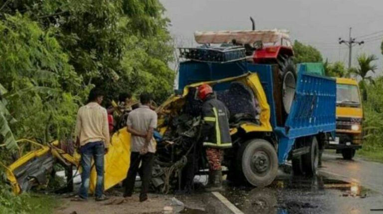 জয়পুরহাটে লড়ি অটোভ্যানের মুখোমুখি সংঘর্ষে  নিহত ২, আহত-৪