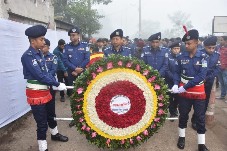 শহীদ বুদ্ধিজীবী দিবসে বধ্যভূমি স্মৃতিস্তম্ভে পুষ্পস্তবক অর্পণ, ময়মনসিংহ রেঞ্জ ডিআইজি