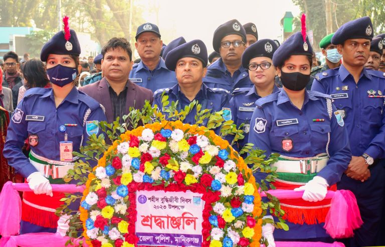 শহীদ বুদ্ধিজীবীদের স্মরণে গভীর শ্রদ্ধা জ্ঞাপন মানিকগঞ্জ জেলা পুলিশ