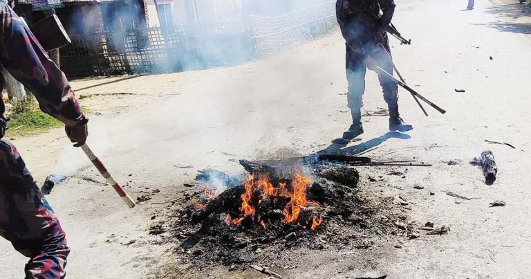 কক্সবাজারের পেকুয়ায় নির্বাচন প্রতিহত করতে  ব্যাপক ভাঙচুর, রাস্তায় আগুন