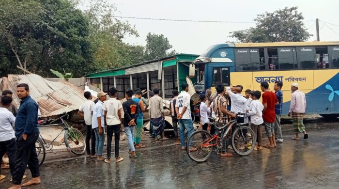 পাকুন্দিয়ায় মোটরসাইকেল ওভারটেক করতে গিয়ে বাস নিয়ন্ত্রণ হারিয়ে দোকানে, আহত ১০