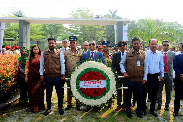 ১০৪ তম জন্মদিনে বঙ্গবন্ধুর ম্যুরালে পুষ্পস্তবক অর্পণ মুন্সীগঞ্জ জেলা প্রশাসক