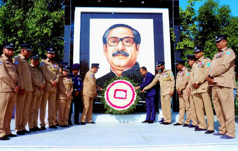 মুন্সীগঞ্জে যথাযথ মর্যাদা ও পূর্ণ ভাবগাম্ভীর্যের মধ্য দিয়ে বঙ্গবন্ধুর প্রতিকৃতিতে শ্রদ্ধা নিবেদন