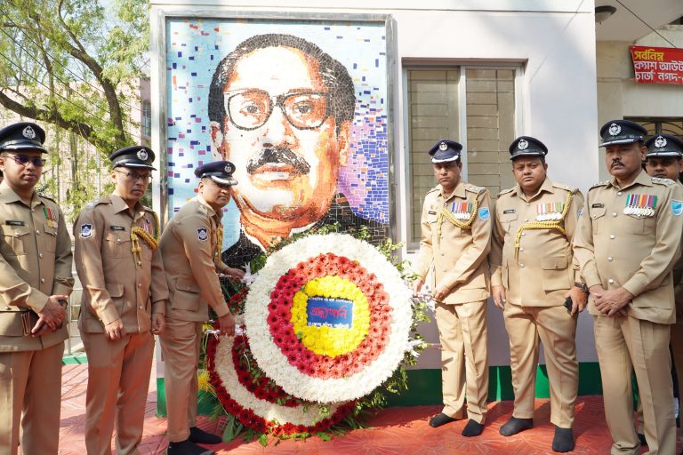 জাতির পিতার প্রতিকৃতিতে পুষ্পস্তবক অর্পণ নরসিংদী জেলা পুলিশ