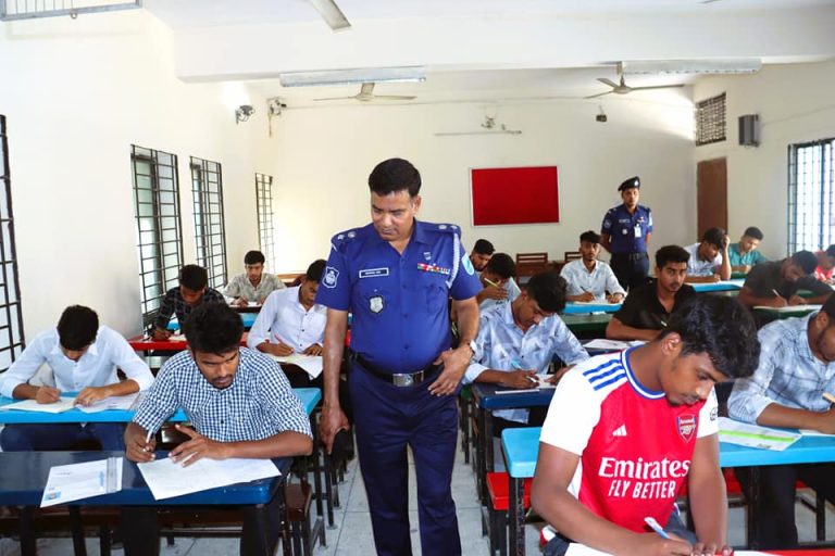 মুন্সীগঞ্জে পুলিশ ট্রেইনি রিক্রুট কনস্টেবল (টিআরসি) পদে নিয়োগের লিখিত পরীক্ষা অনুষ্ঠিত