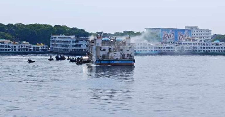 রাজধানীর শ্যামবাজারঘাটে এমভি বাঙালি লঞ্চে আগুন