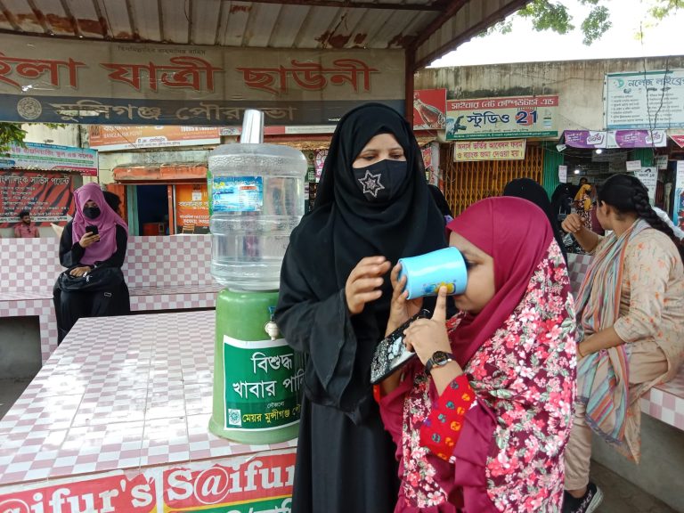 মুন্সীগঞ্জ পৌরসভার মেয়রের উদ্দ্যেগে পথচারীদের জন্য বিশুদ্ধ পানির খাওয়ার ব্যবস্থা