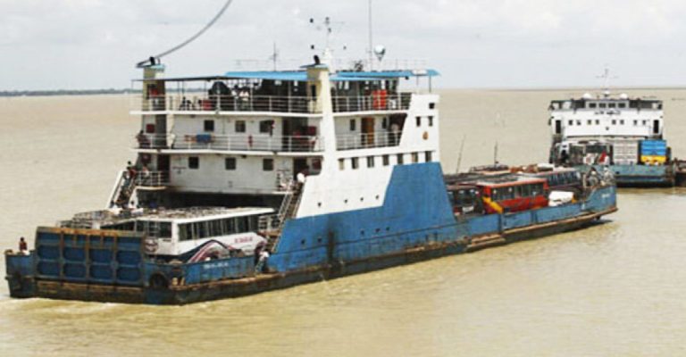 ৩৬ ঘণ্টা পর দৌলতদিয়ায় ফেরি চলাচল শুরু হয়েছে