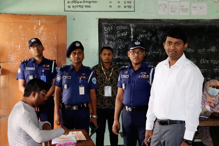 চাঁদপুরে ৬ষ্ঠ উপজেলা পরিষদ নির্বাচনে ভোট কেন্দ্র পরিদর্শনে জেলা প্রশাসক ও পুলিশ সুপার