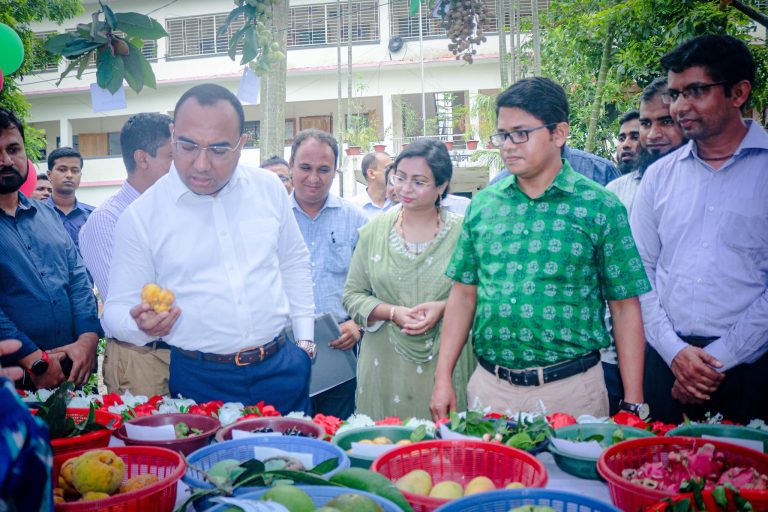 মুন্সীগঞ্জ জেলা প্রশাসকের বৃক্ষরোপণ ও জাতীয় ফল মেলা স্টল পরিদর্শন