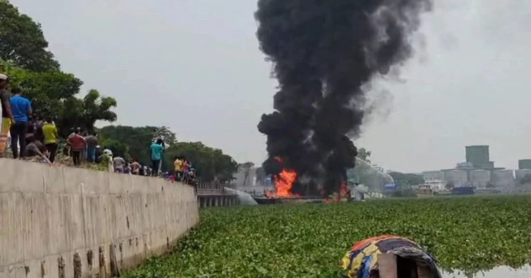 দেড় ঘণ্টা চেষ্টার পর নিয়ন্ত্রণে তেলবাহী জাহাজের আগুন