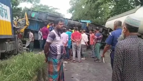 মুন্সীগঞ্জের গজারিয়ায় কাভার্ডভ্যান-মালবাহী ট্রাক ও অটোরিকশার ত্রিমুখী সংঘর্ষে আহত -২