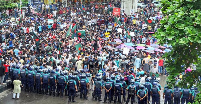 কোটা বাতিলের দাবিতে অবরুদ্ধ রাজধানীর শাহবাগ, যানচলাচল বন্ধ