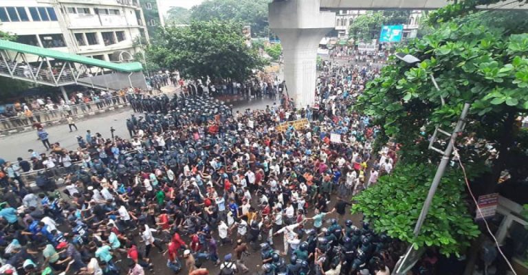 ব্যারিকেড ভেঙে ‘ভুয়া ভুয়া’ স্লোগানে শাহবাগে কোটাবিরোধী শিক্ষার্থীরা