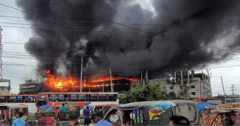 নারায়ণগঞ্জের রূপগঞ্জ গাজী টায়ার কারখানায় আগুন: নিখোঁজ ১৭৬