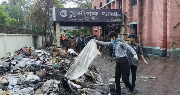 মুন্সীগঞ্জ থানা-পৌরসভার পরিচ্ছন্নতার কার্যক্রম করছে শিক্ষার্থী