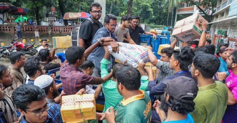 বন্যার্তদের জন্য ত্রাণ দিতে টিএসসিতে মানুষের ঢল