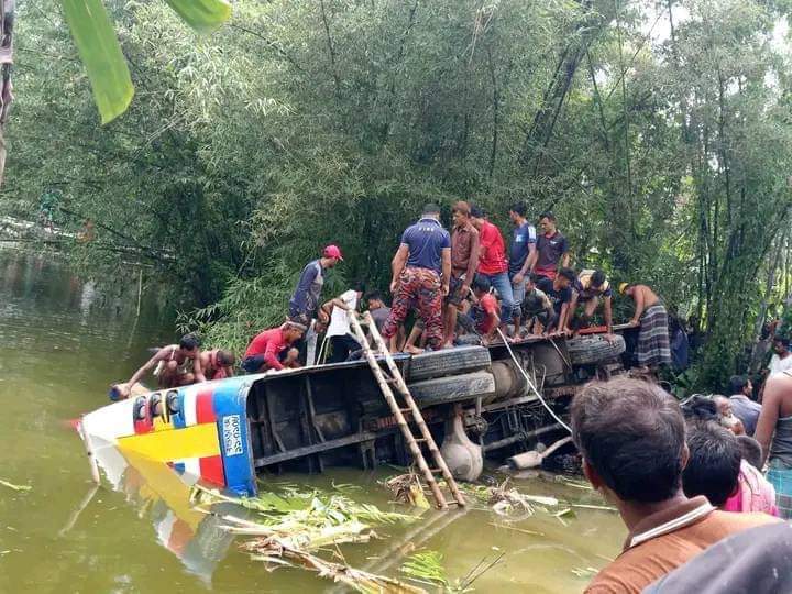 জয়পুরহাট-পাঁচবিবি সড়কে নিয়ন্ত্রণ হারিয়ে বাস উল্টে পুকুরের পড়ে আহত ১০