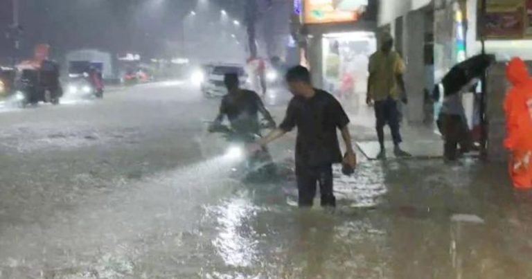 টানা ২০ ঘণ্টার  ভারী বর্ষণে ডুবেছে কক্সবাজার শহর