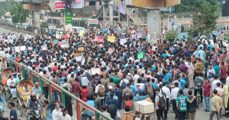 সায়েন্সল্যাব মোড় ৭ কলেজের শিক্ষার্থীদের বিক্ষোভ