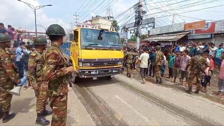 সেনাবাহিনীর আশ্বাসে অবরোধ প্রত্যাহার,টানা ৫২ ঘণ্টা পর সচল নবীনগর-চন্দ্রা মহাসড়ক