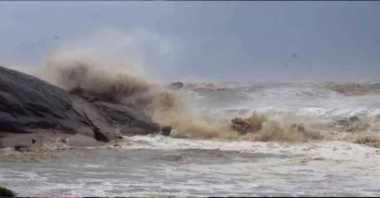 বঙ্গোপসাগর এলাকায় ঘূর্ণিঝড় ‘ডানা’, বাড়লো সতর্ক সংকেত