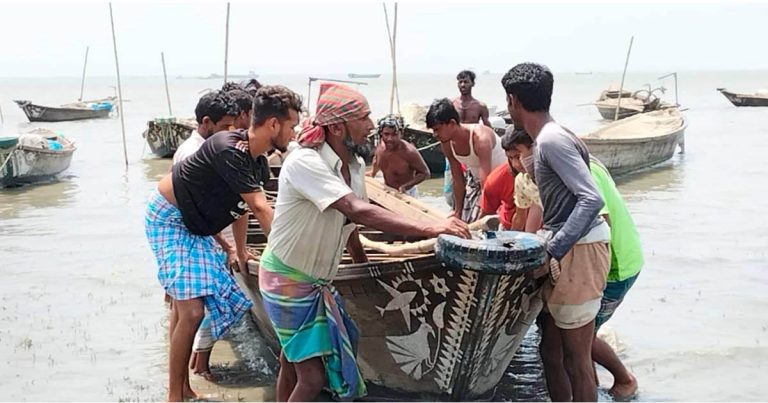 শেষ হলো ইলিশ ধরার নিষেধাজ্ঞা, মাছ ধরতে প্রস্তুত জেলেরা