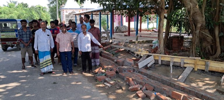 সিরাজদিখানে শ্মশান কালী মন্দিরের সীমানা প্রাচীর ভেঙে ফেলেছে দুর্বৃত্তরা