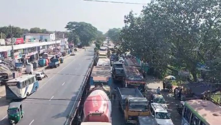 মুন্সীগঞ্জের গজারিয়ার মহাসড়কের ১৩ কিলোমিটার যানজট; ভোগান্তিতে যাত্রীরা.